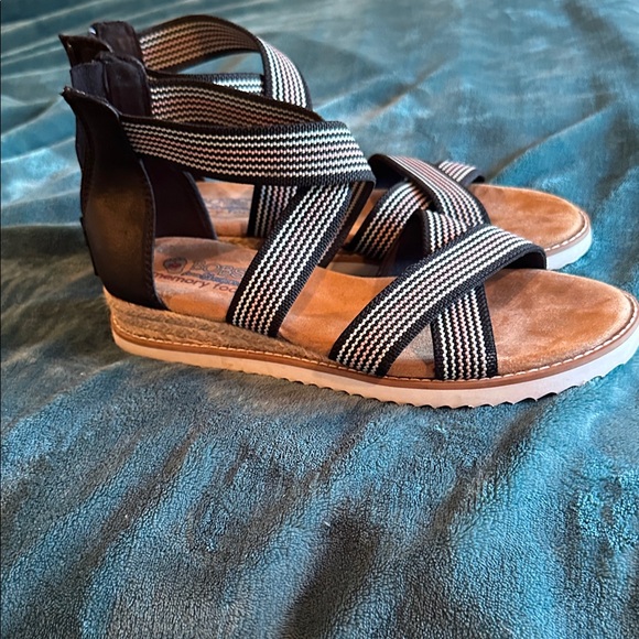 Bobs by Sketchers Memory Foam Black Striped Crisscross Sandals sz 9 - Picture 4 of 5